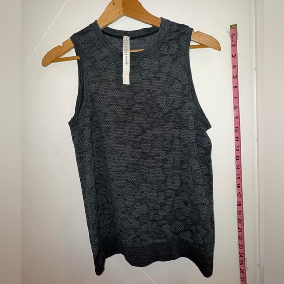Lululemon Breeze by muscle tank NWOT Size:6 - Picture 4 of 8
